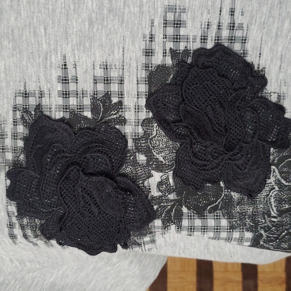 EUC! Simply Vera Wang raised rose tshirt - Picture 4 of 9